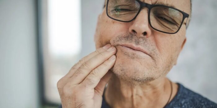 lengua lisa y roja y afta bucal como posible señal de falta de vitaminas B12 y hierro